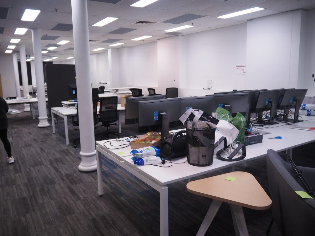 Enhance Workplace Efficiency with Office De-Cluttering Solutions